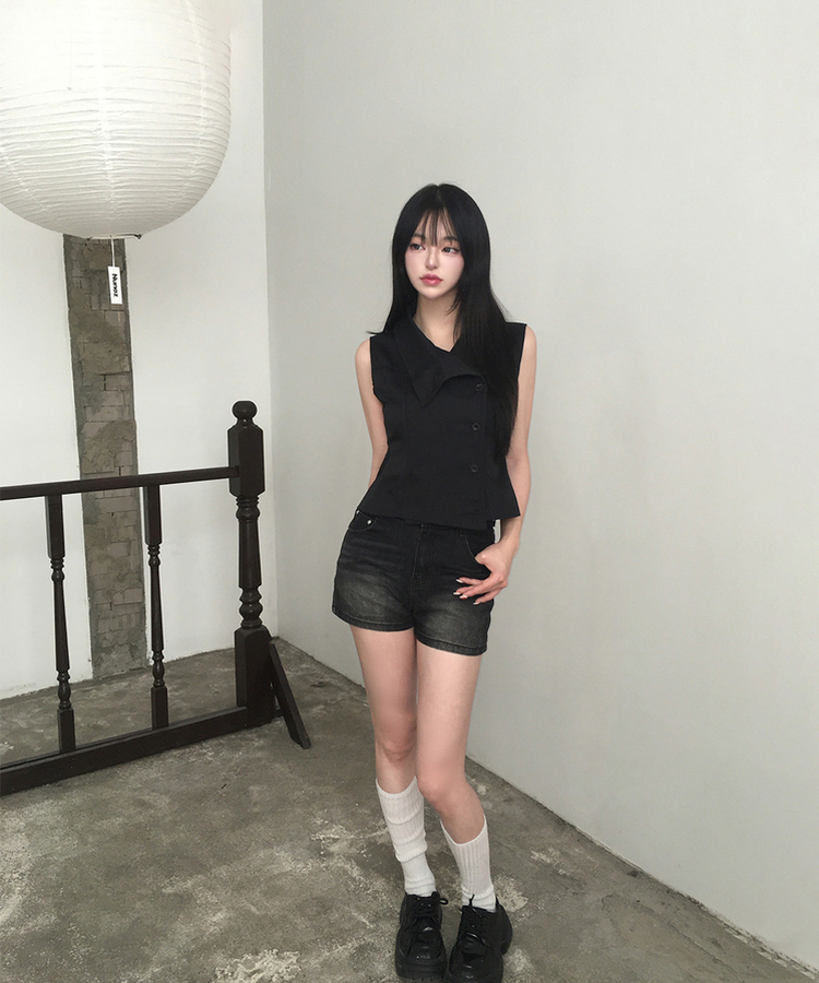 スリムハイネックボタンノースリーブジャケット BLACK