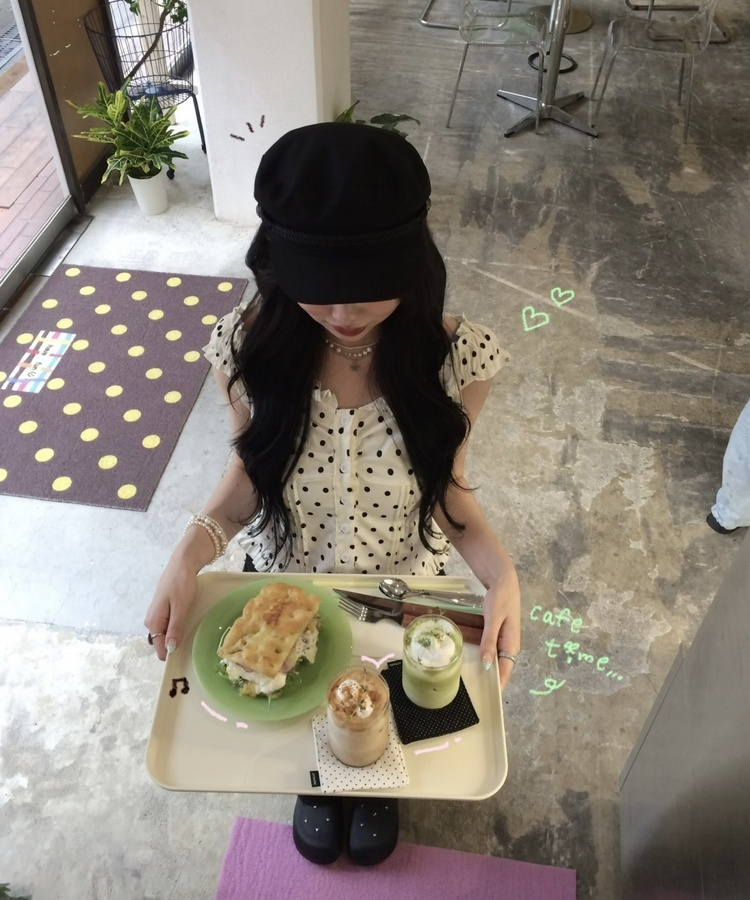 도트 셔링 프릴 블라우스 아이보리