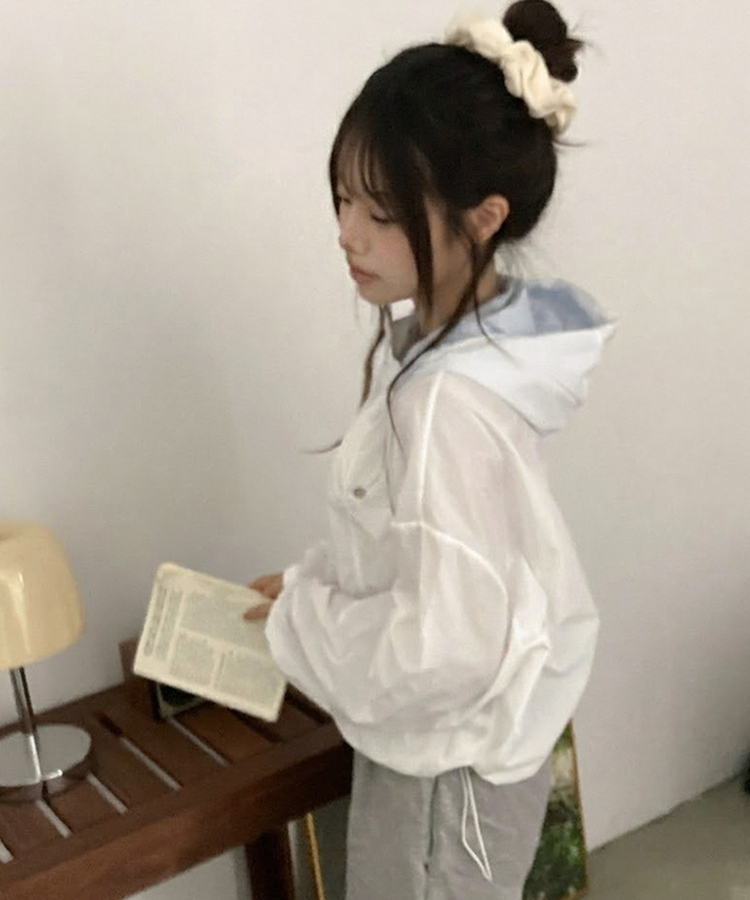 치코 후드 배색 팬던트 바람막이 점퍼 화이트