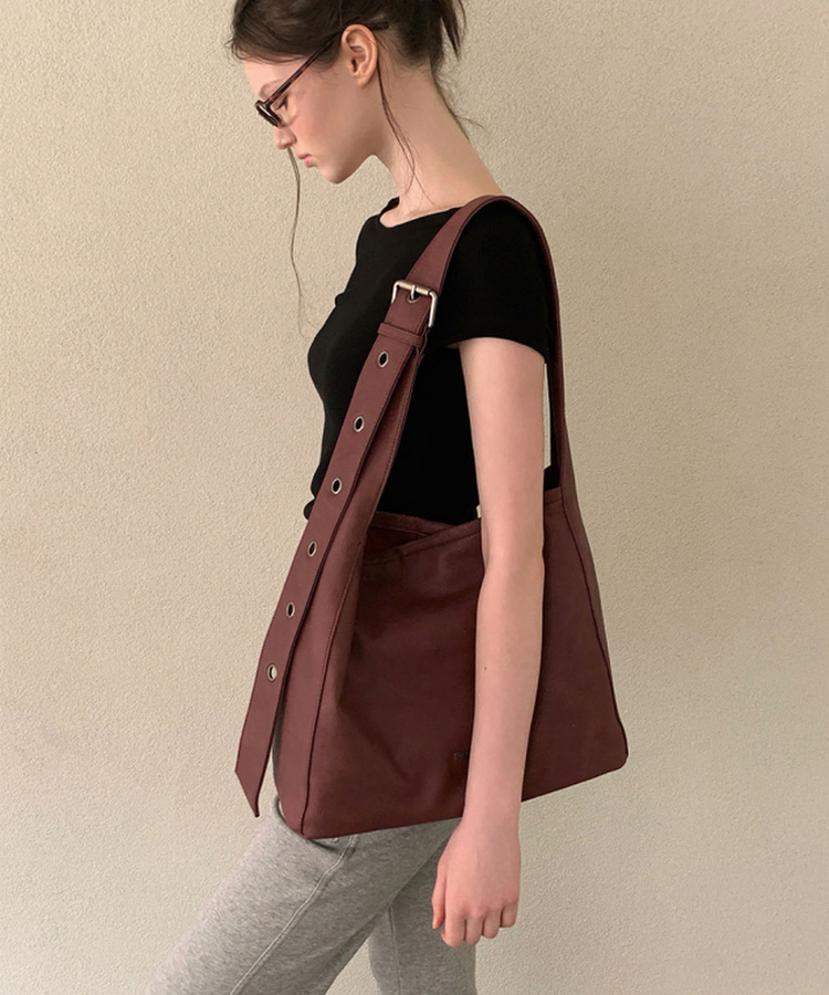 リブレザーアイレットショルダーバッグ BURGUNDY