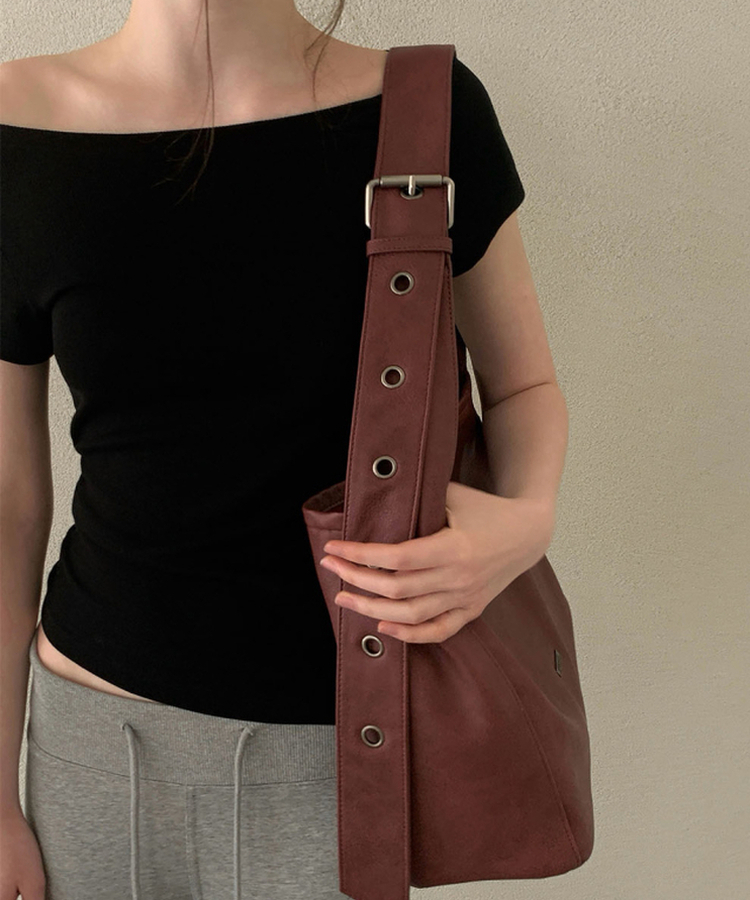 リブレザーアイレットショルダーバッグ BURGUNDY