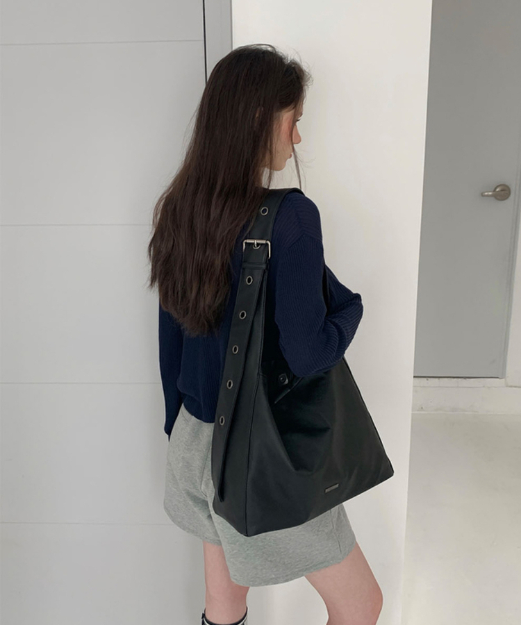 リブレザーアイレットショルダーバッグ BLACK