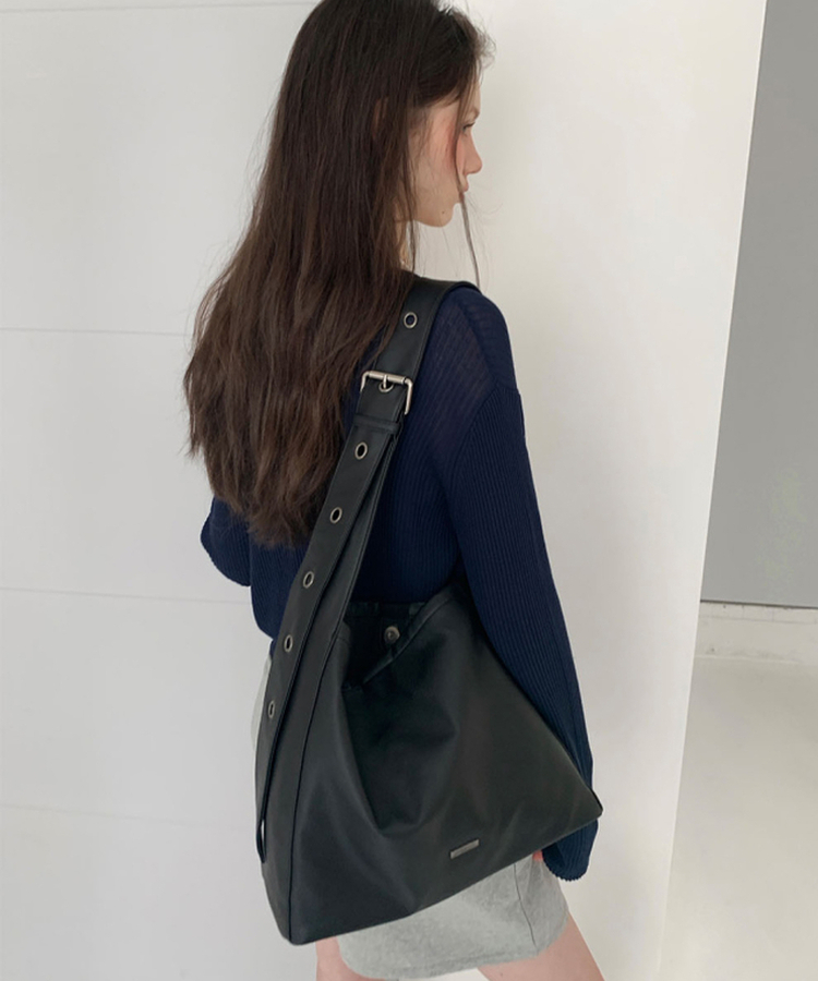 リブレザーアイレットショルダーバッグ BLACK