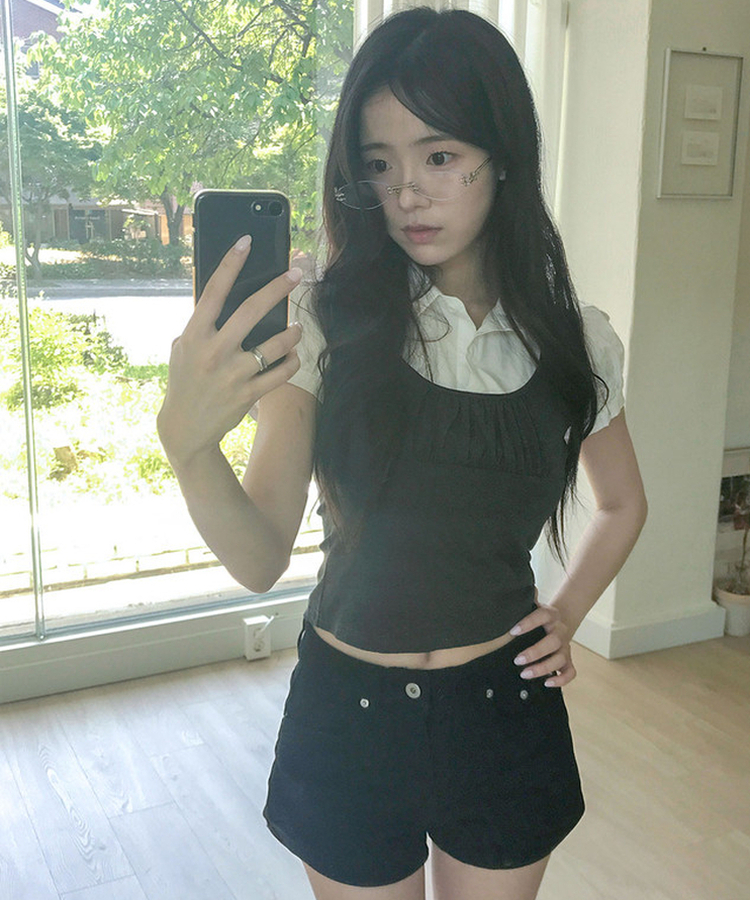 유클 셔링 배색 반팔 블라우스 먹색