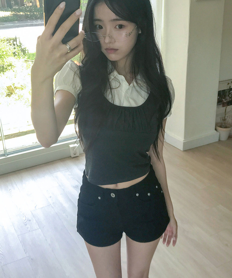 유클 셔링 배색 반팔 블라우스 먹색