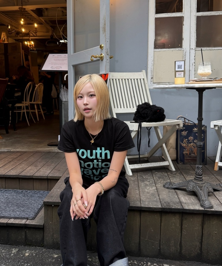 컬러 레터링 컴팩트 티셔츠 블랙