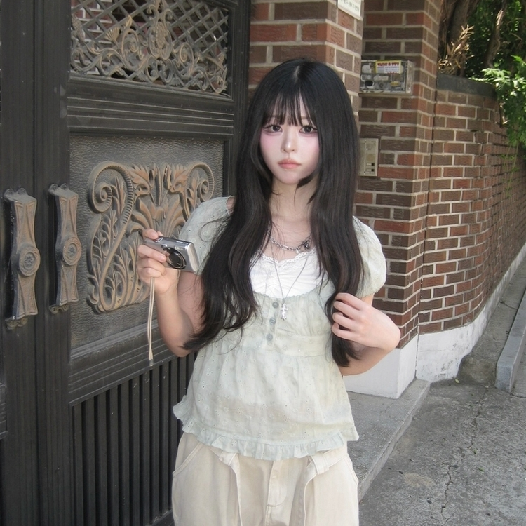 플라워 스카시 펀칭 베이비돌 반팔 퍼프 블라우스 카키