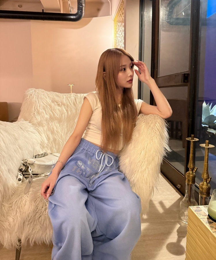 큐빅 레터링 와이드 스웨트 팬츠 블루