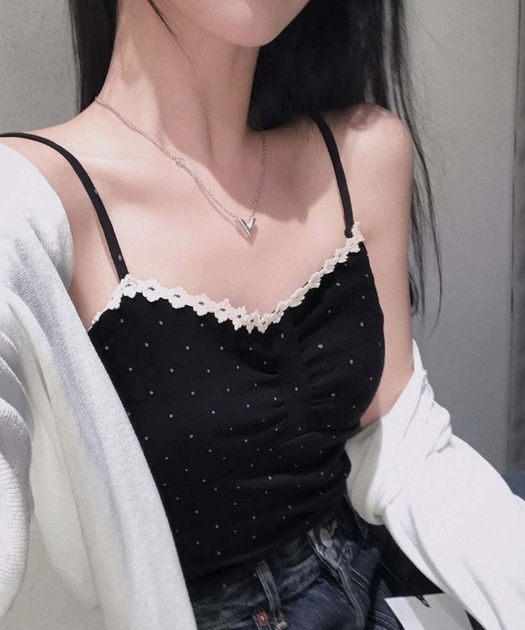 모달 함유로 부드럽고 쫀득하게모달 도트 셔링 레이스 크롭 끈나시 블랙