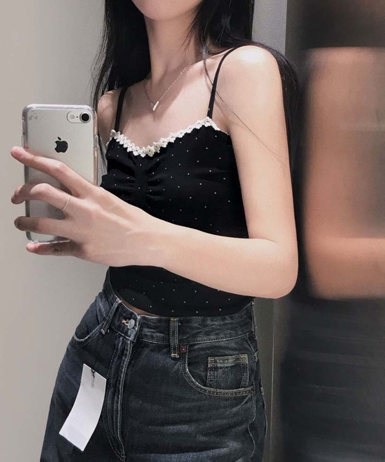 모달 함유로 부드럽고 쫀득하게모달 도트 셔링 레이스 크롭 끈나시 블랙