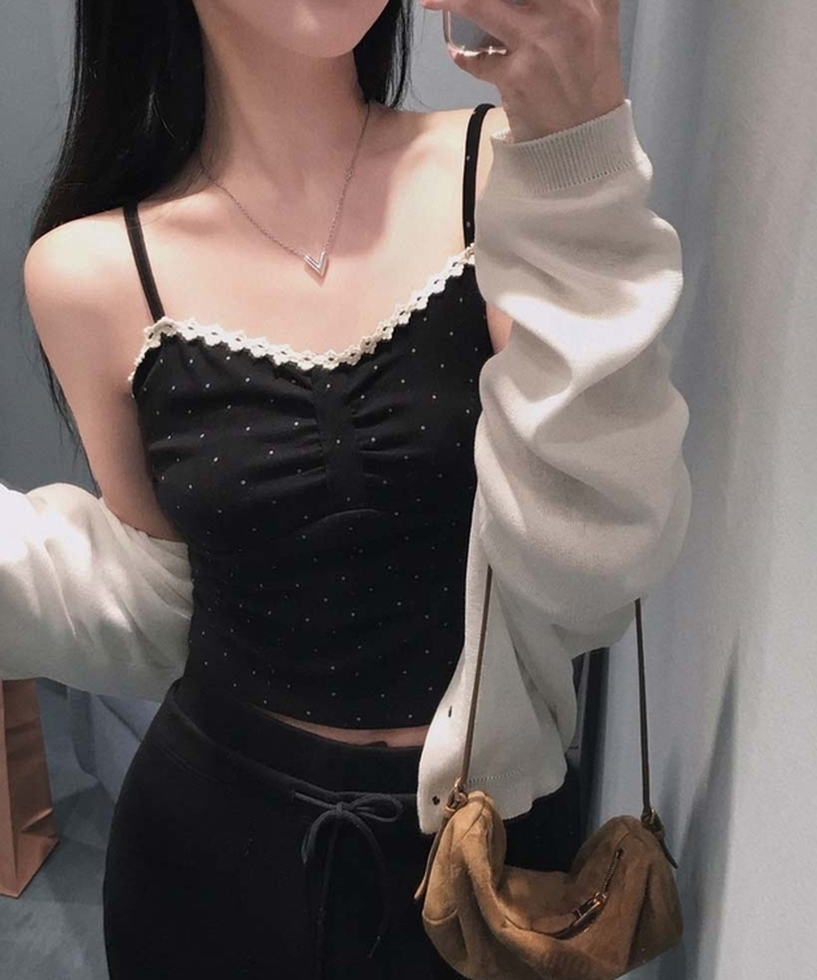 모달 함유로 부드럽고 쫀득하게모달 도트 셔링 레이스 크롭 끈나시 블랙