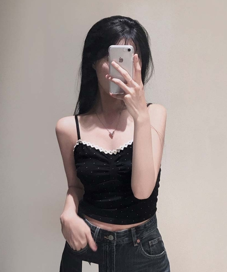 모달 함유로 부드럽고 쫀득하게모달 도트 셔링 레이스 크롭 끈나시 블랙