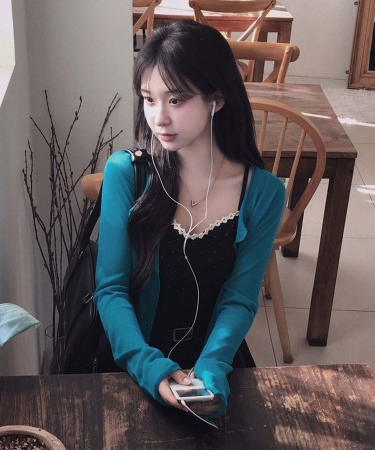 모달 함유로 부드럽고 쫀득하게모달 도트 셔링 레이스 크롭 끈나시 블랙