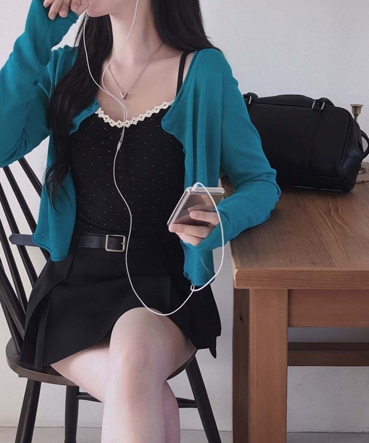모달 함유로 부드럽고 쫀득하게모달 도트 셔링 레이스 크롭 끈나시 블랙