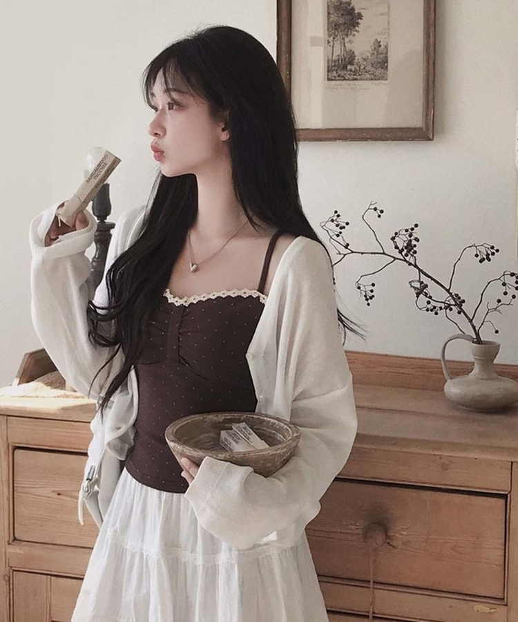 모달 함유로 부드럽고 쫀득하게모달 도트 셔링 레이스 크롭 끈나시 브라운