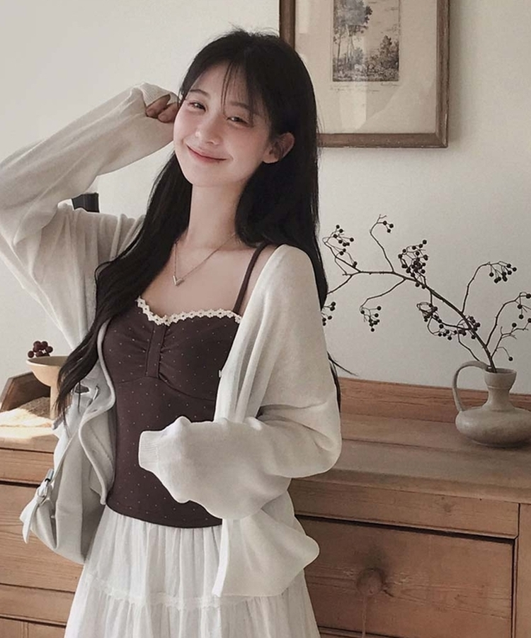 모달 함유로 부드럽고 쫀득하게모달 도트 셔링 레이스 크롭 끈나시 브라운