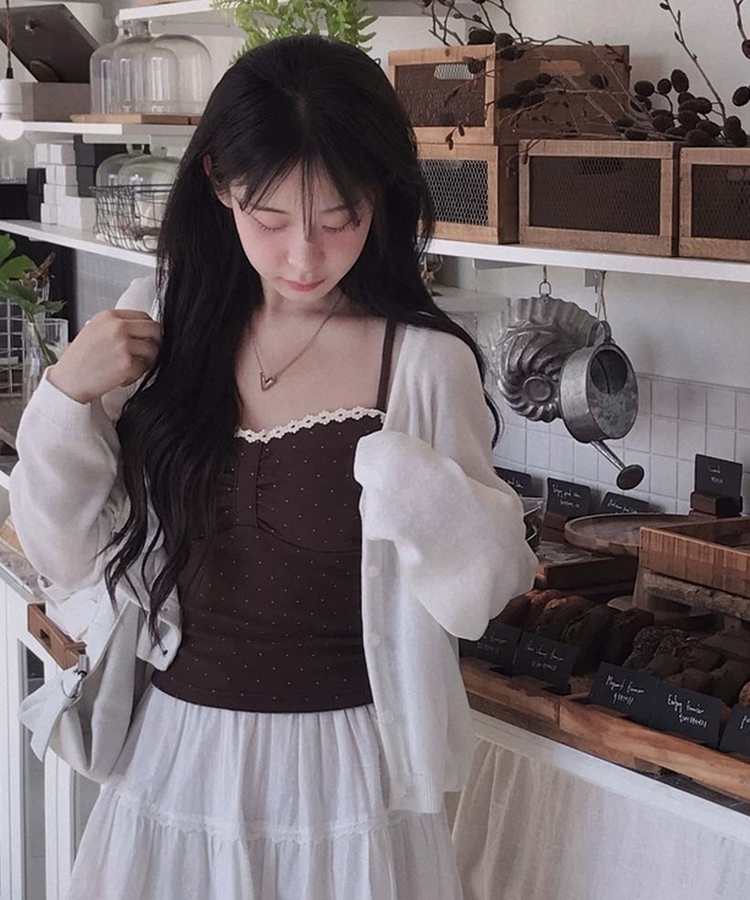 모달 함유로 부드럽고 쫀득하게모달 도트 셔링 레이스 크롭 끈나시 브라운