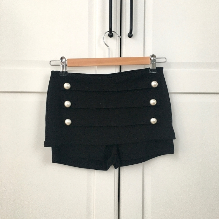 ナポレオンボタンミニスカートパンツ