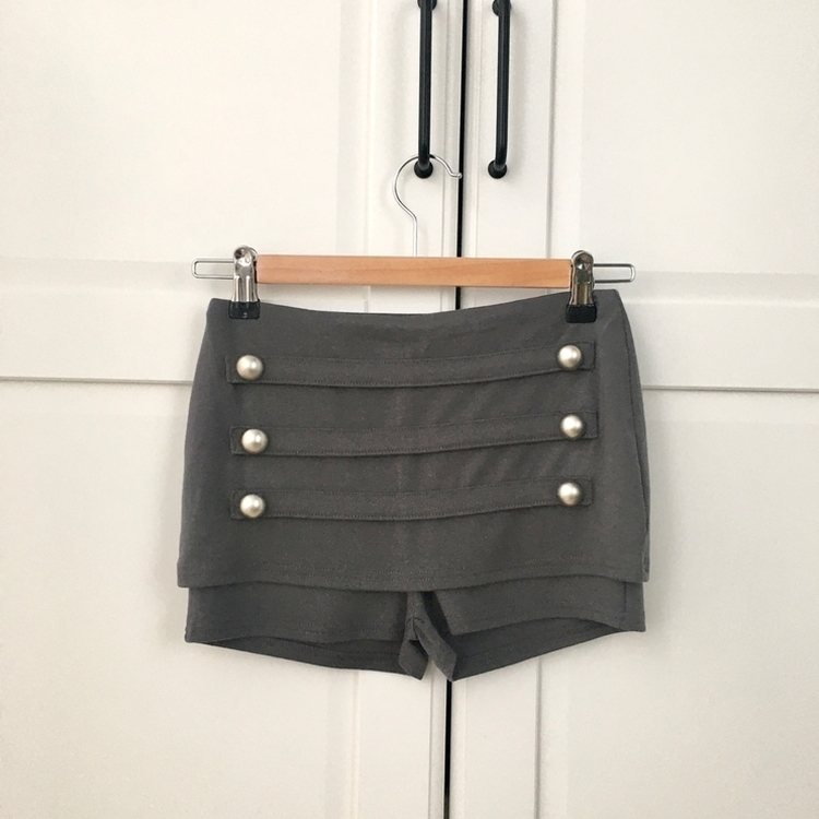 ナポレオンボタンミニスカートパンツ