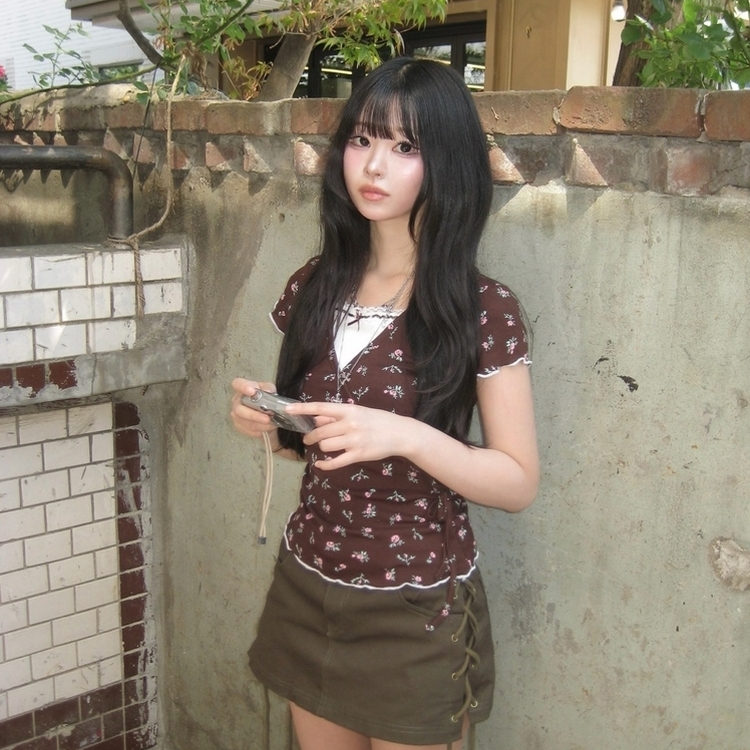サイドリボンレイヤードフラワーVネックTシャツ CHESTNUT BROWN