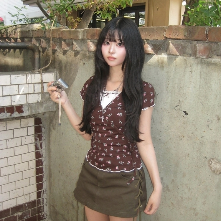 サイドリボンレイヤードフラワーVネックTシャツ CHESTNUT BROWN