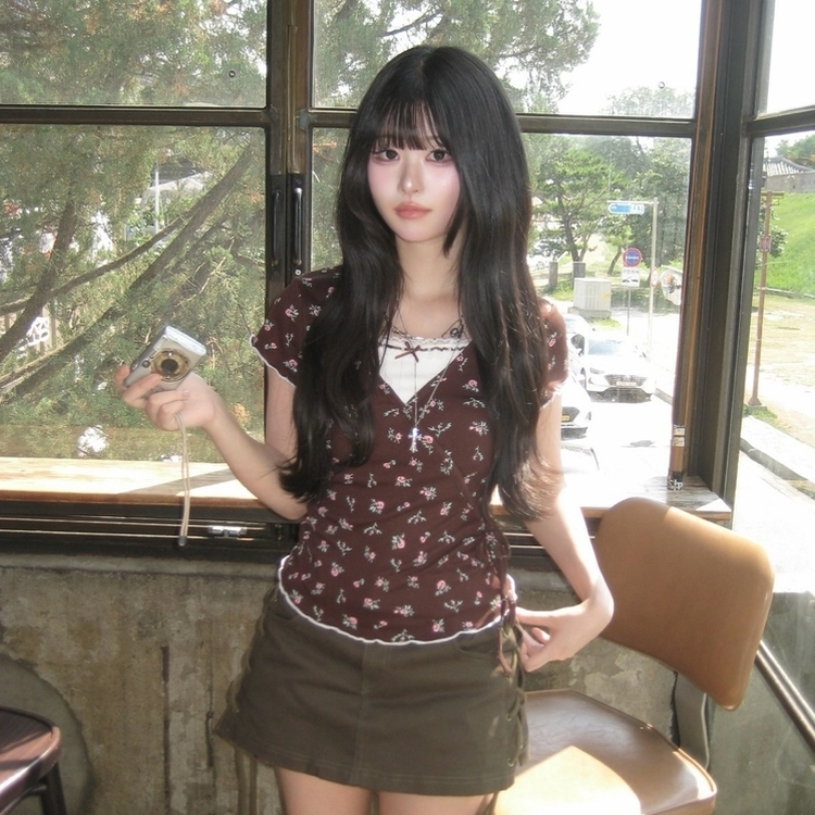 サイドリボンレイヤードフラワーVネックTシャツ CHESTNUT BROWN