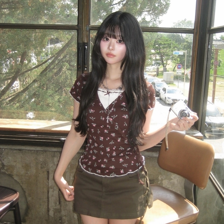 サイドリボンレイヤードフラワーVネックTシャツ CHESTNUT BROWN