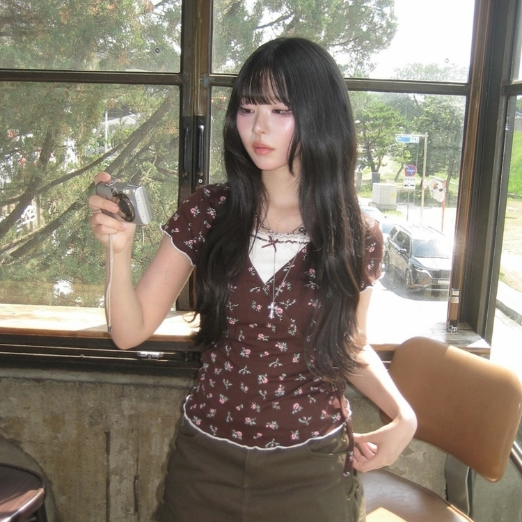 サイドリボンレイヤードフラワーVネックTシャツ CHESTNUT BROWN