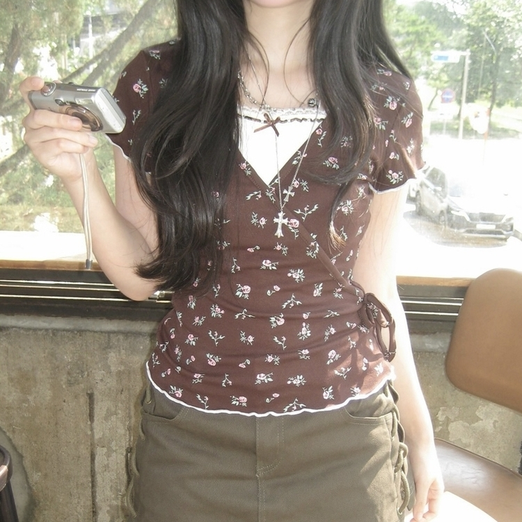 サイドリボンレイヤードフラワーVネックTシャツ CHESTNUT BROWN