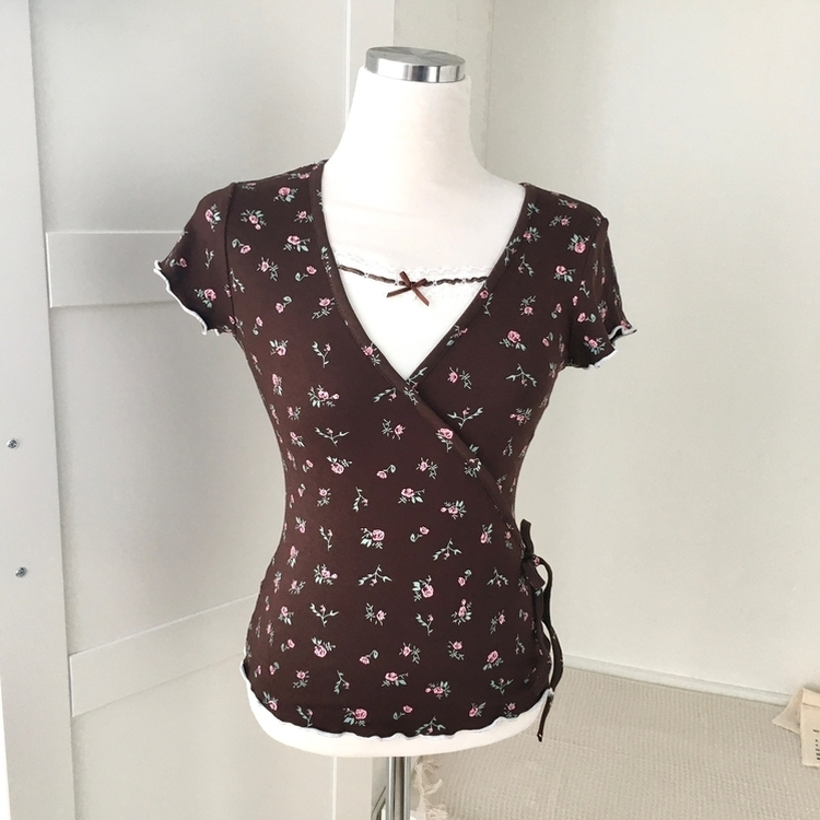 サイドリボンレイヤードフラワーVネックTシャツ