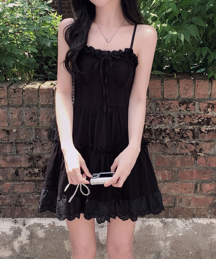 엘리니아 펀칭 레이스 셔링 리본 스모크 나시 미니 원피스 블랙