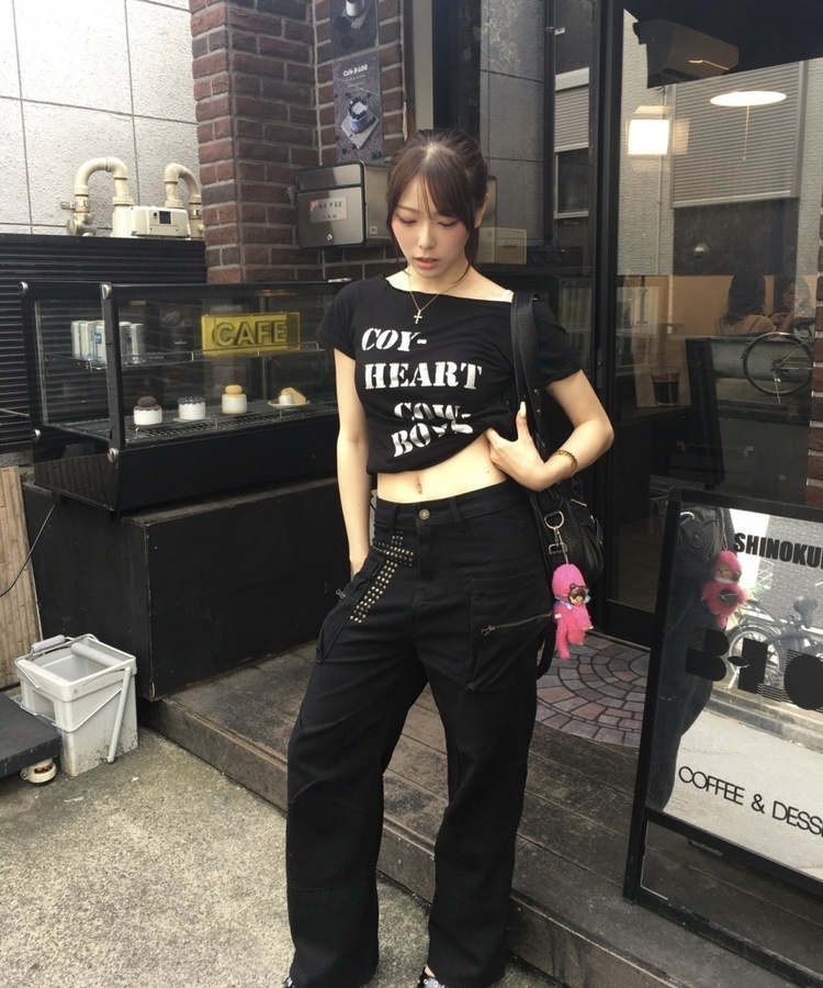 원숄더 레터링 티셔츠 블랙