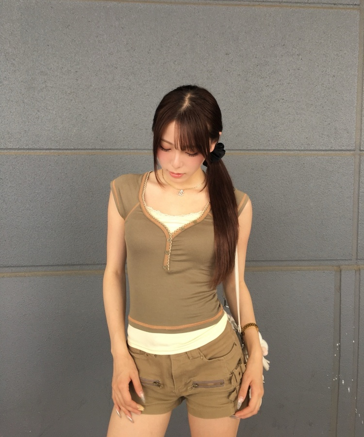레이어드 배색 스티치 골지 티셔츠 연카키
