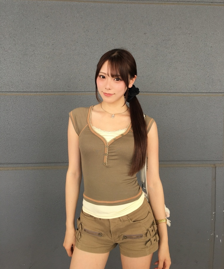 레이어드 배색 스티치 골지 티셔츠 연카키
