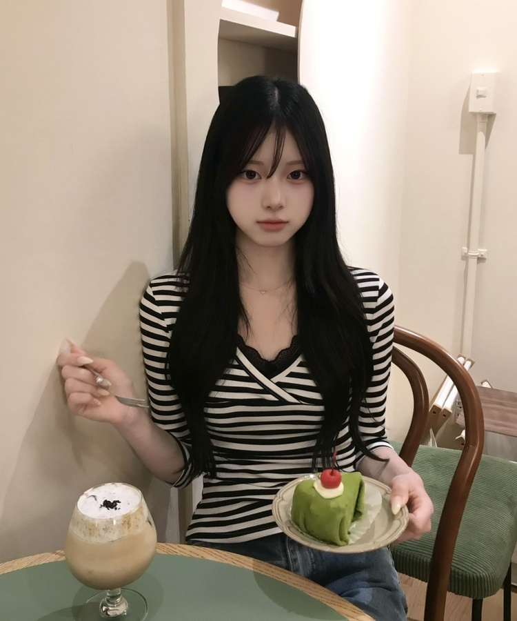 크로스넥 스트라이프 슬림 티셔츠 아이보리