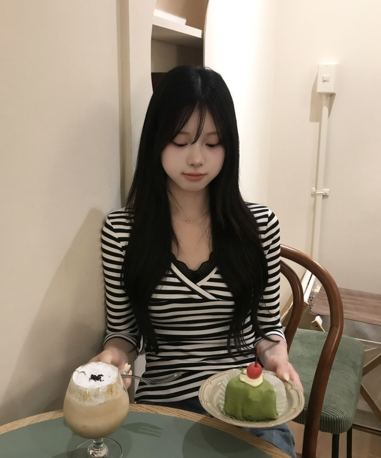 크로스넥 스트라이프 슬림 티셔츠 아이보리