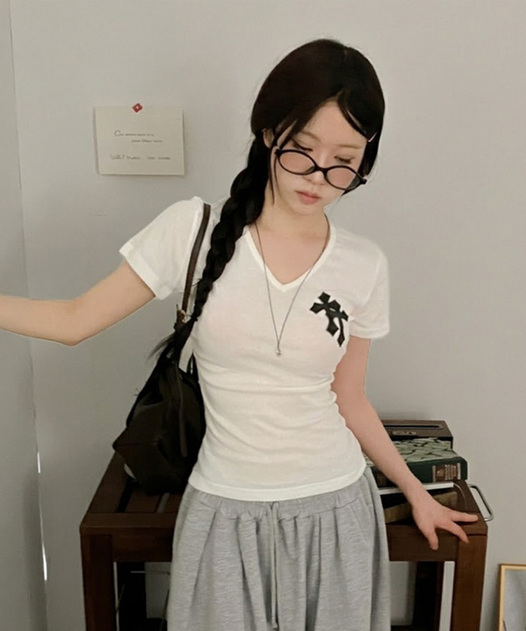호러 카모 십자가 패치 브이넥 옆셔링 반팔 티셔츠 아이보리