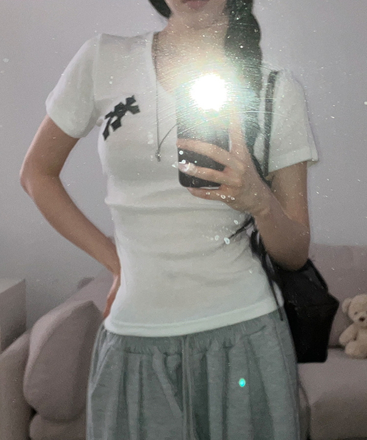호러 카모 십자가 패치 브이넥 옆셔링 반팔 티셔츠 아이보리