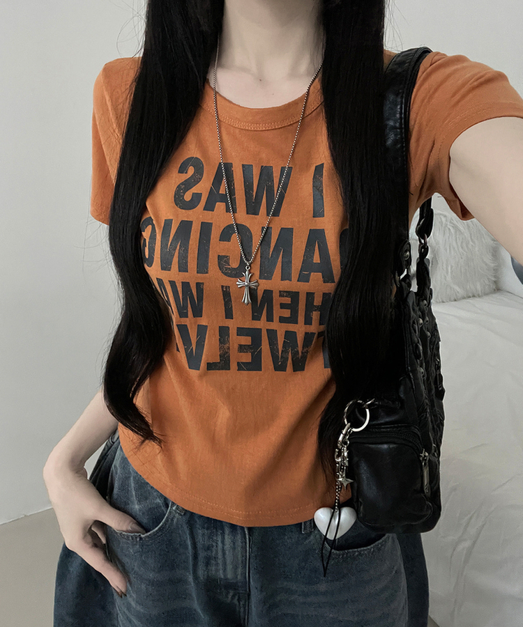 댄싱레터링프린팅라운드세미크롭반팔티 브릭