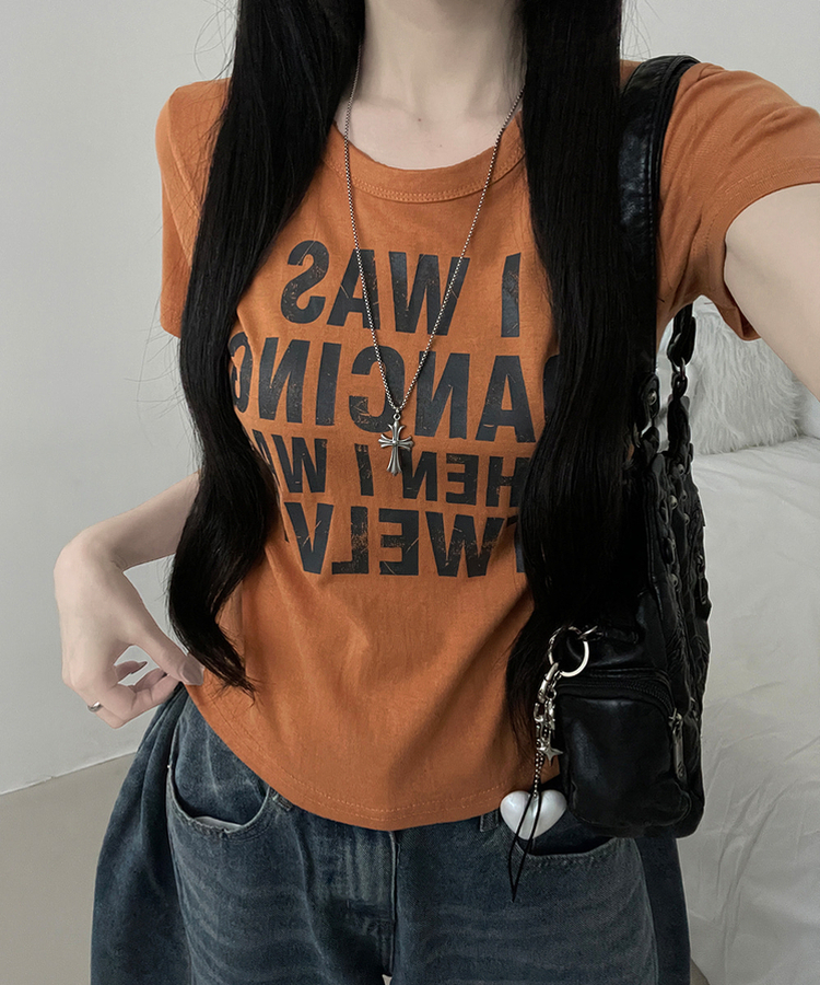 댄싱레터링프린팅라운드세미크롭반팔티 브릭