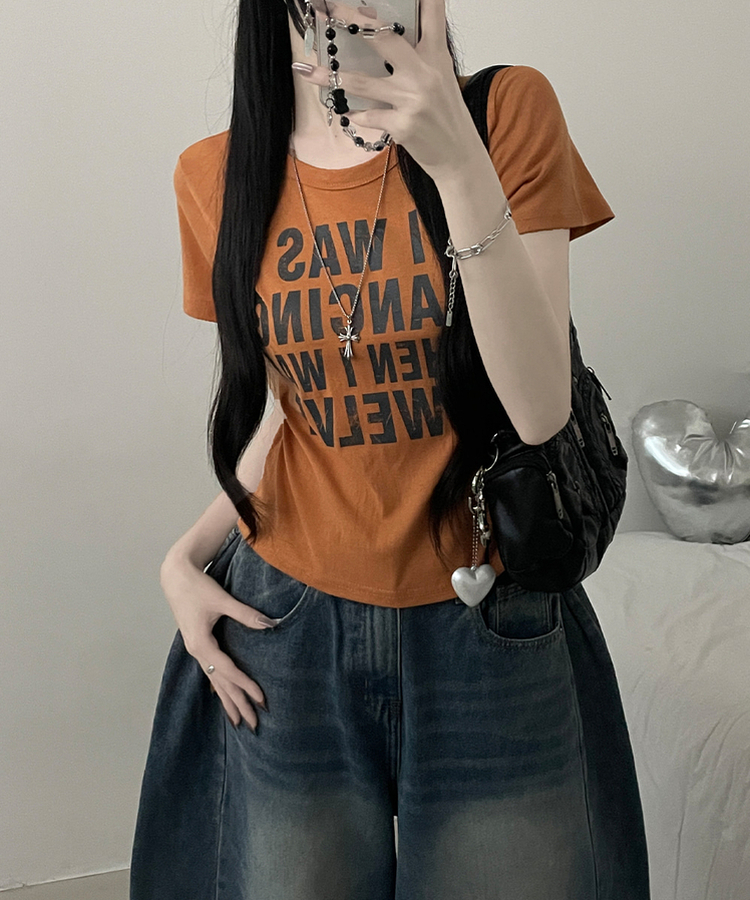 댄싱레터링프린팅라운드세미크롭반팔티 브릭