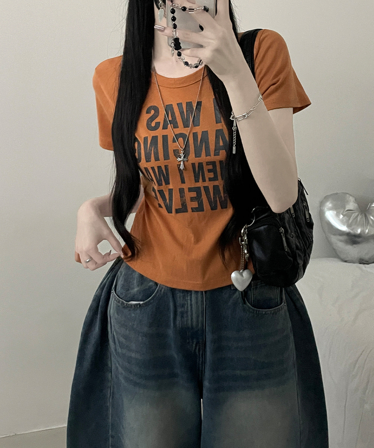 댄싱레터링프린팅라운드세미크롭반팔티 브릭