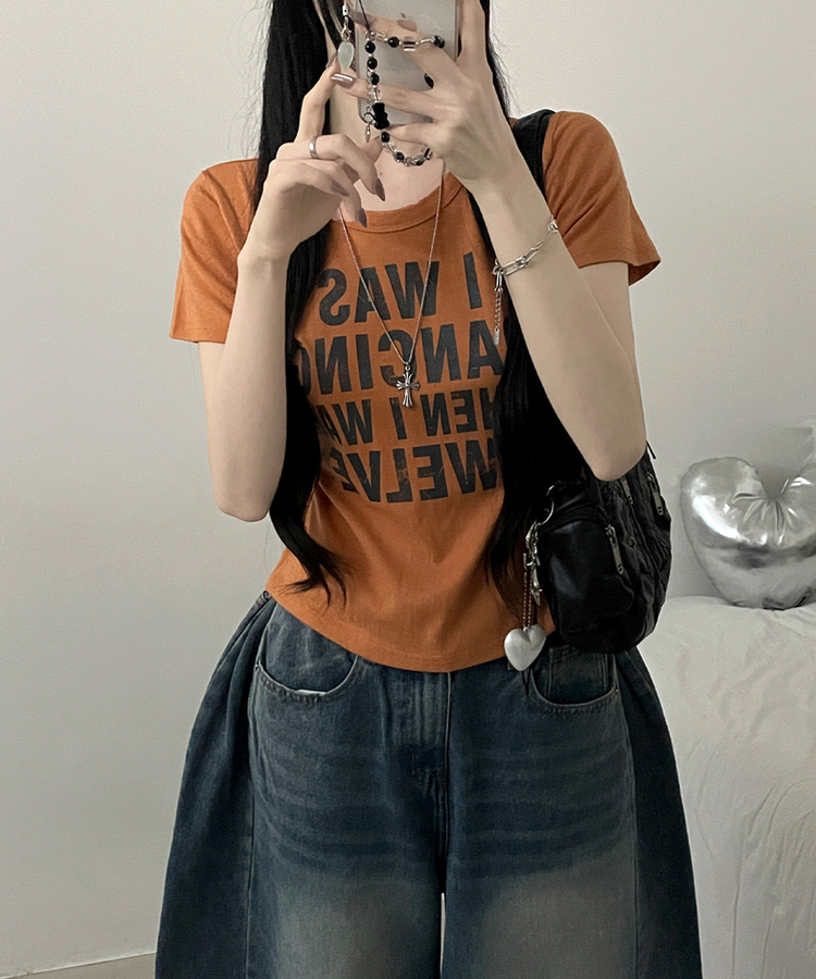 댄싱레터링프린팅라운드세미크롭반팔티 브릭