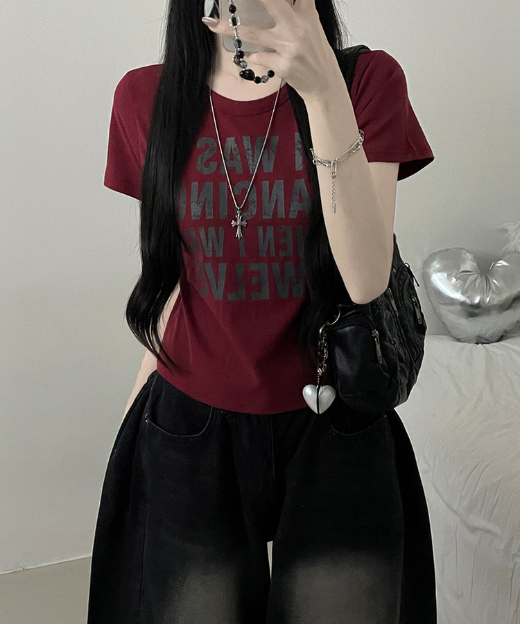 댄싱레터링프린팅라운드세미크롭반팔티 버건디