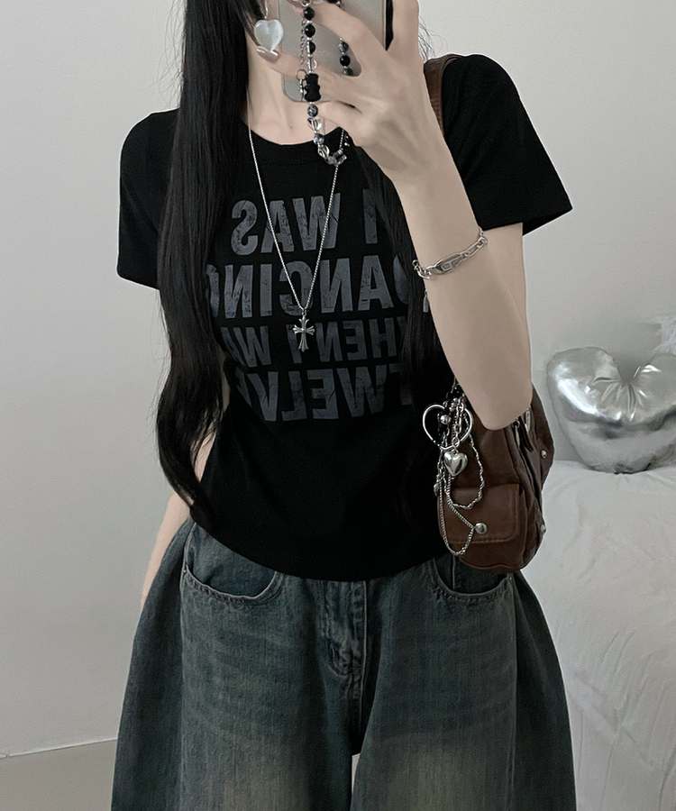 댄싱레터링프린팅라운드세미크롭반팔티 블랙
