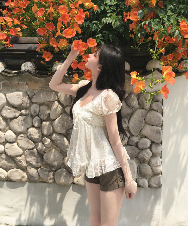 루네 플라워 나시 블라우스 브이넥 스모크밴딩 퍼프 리본 프릴 플레어 뷔스티에 데이트룩 모리걸 레이어드 빈티지 여름신상여름블라우스 아이보리