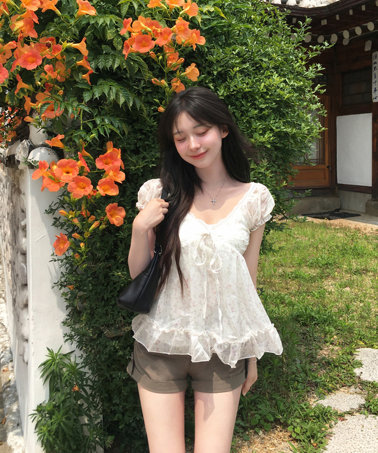 루네 플라워 나시 블라우스 브이넥 스모크밴딩 퍼프 리본 프릴 플레어 뷔스티에 데이트룩 모리걸 레이어드 빈티지 여름신상여름블라우스 아이보리