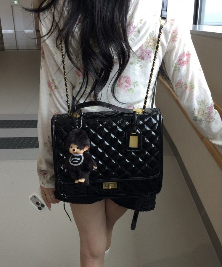 エナメルキルティングショルダーバッグ BLACK
