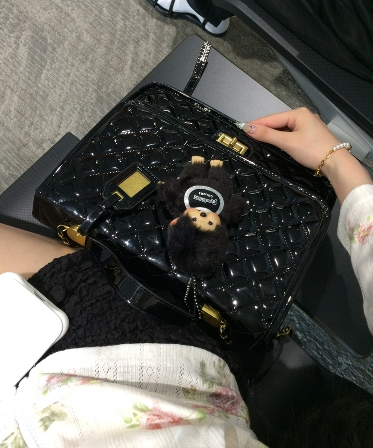 エナメルキルティングショルダーバッグ BLACK