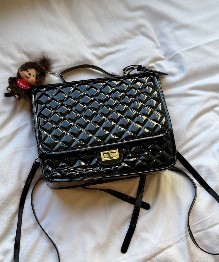 エナメルキルティングショルダーバッグ BLACK